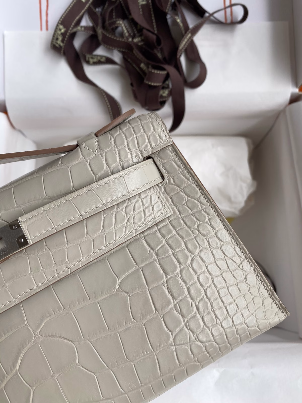 Hermes Kelly Pochette Handmade Bag In Beton Matte Alligator Leather - Image 4