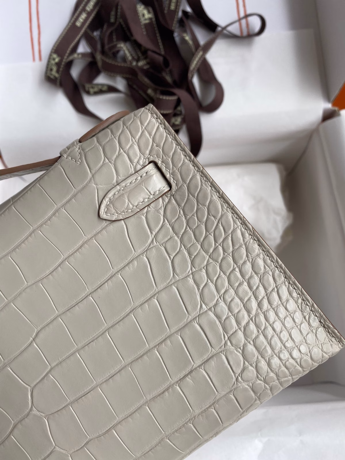 Hermes Kelly Pochette Handmade Bag In Beton Matte Alligator Leather - Image 8