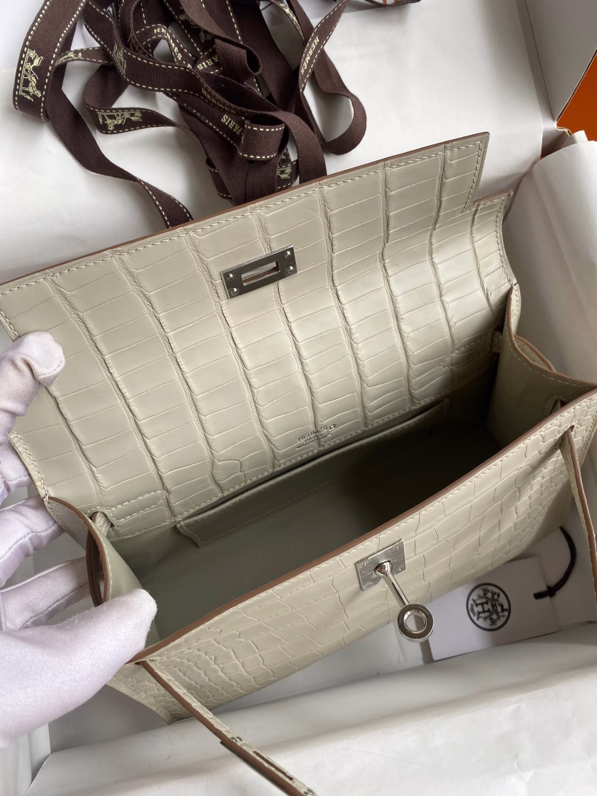 Hermes Kelly Pochette Handmade Bag In Beton Matte Alligator Leather - Image 3