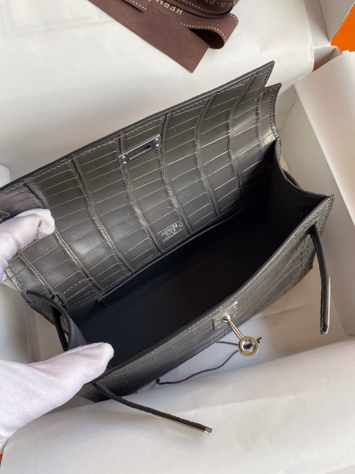 Hermes Kelly Pochette Handmade Bag In Graphite Matte Alligator Leather - Image 4
