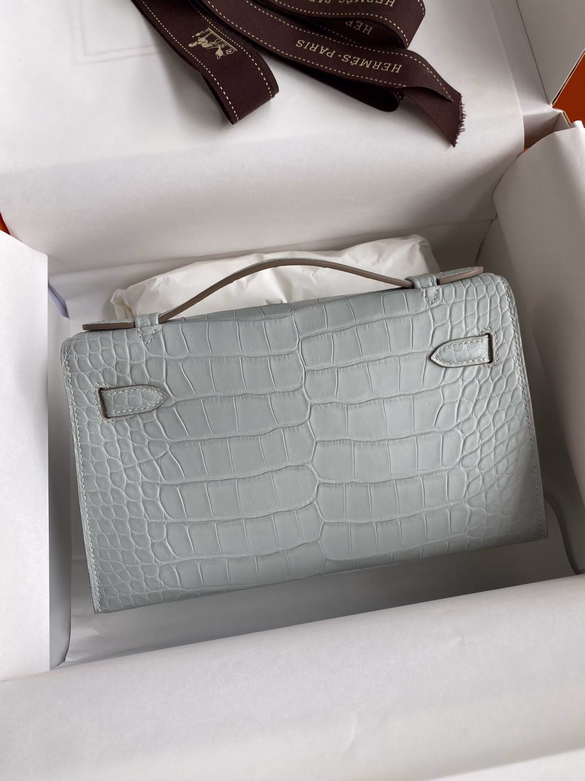 Hermes Kelly Pochette Handmade Bag In Pearl Grey Matte Alligator Leather - Image 6