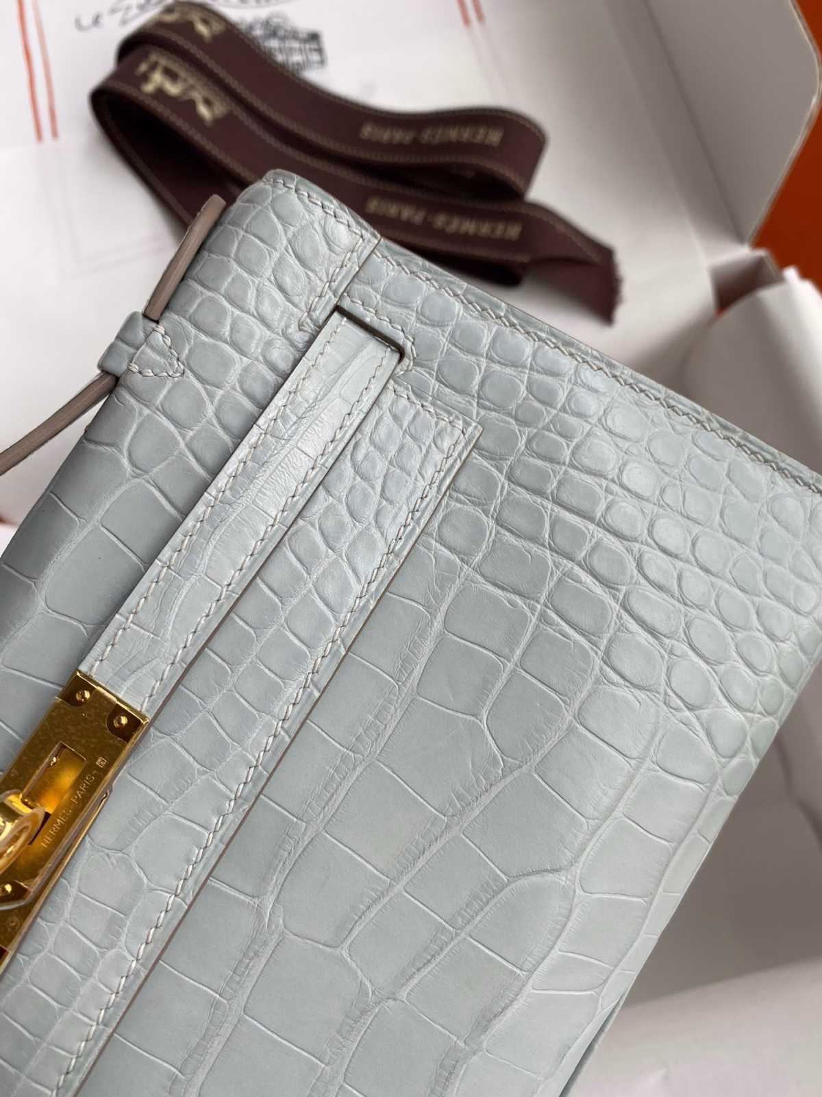 Hermes Kelly Pochette Handmade Bag In Pearl Grey Matte Alligator Leather - Image 8