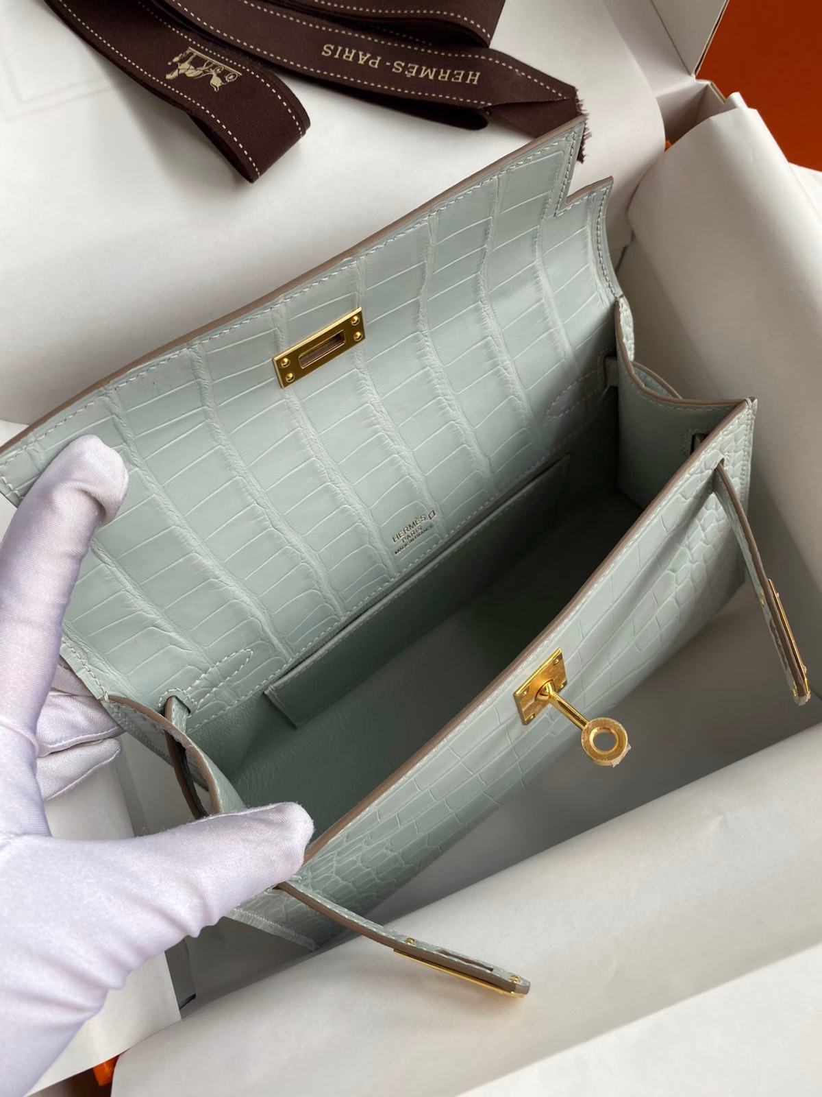 Hermes Kelly Pochette Handmade Bag In Pearl Grey Matte Alligator Leather - Image 4
