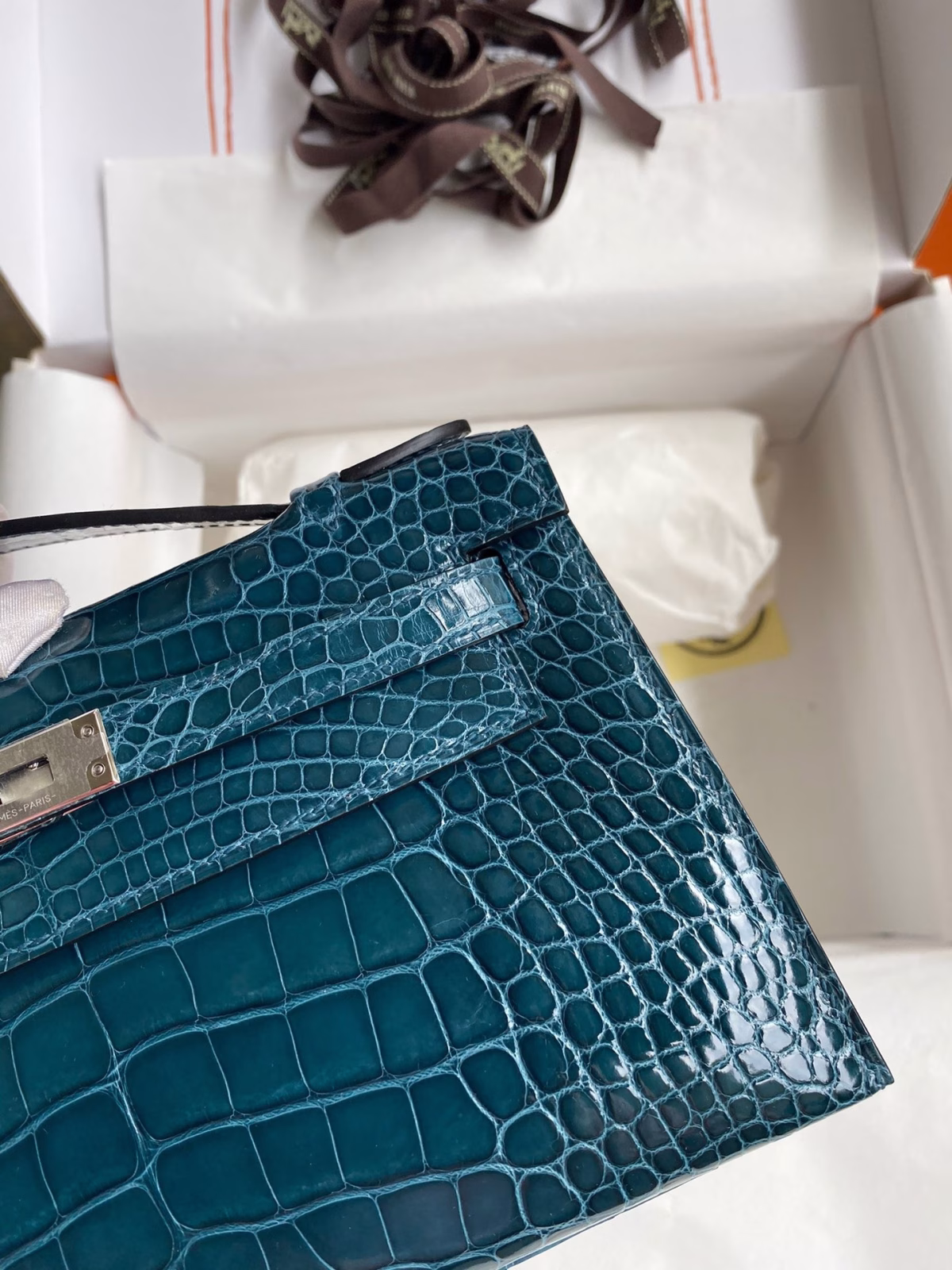 Hermes Kelly Pochette Handmade Bag In Colvert Shiny Alligator Leather - Image 8