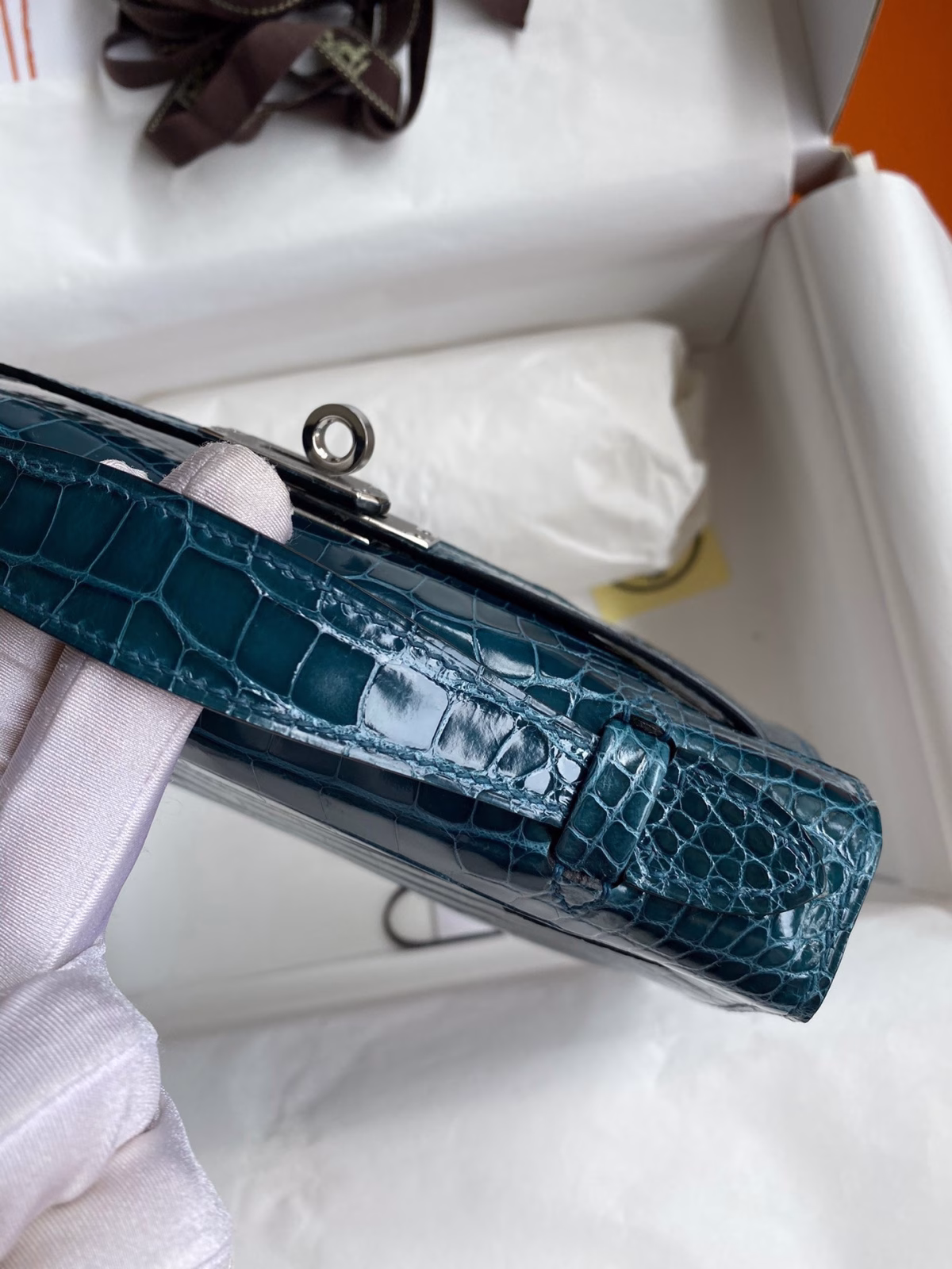 Hermes Kelly Pochette Handmade Bag In Colvert Shiny Alligator Leather - Image 2