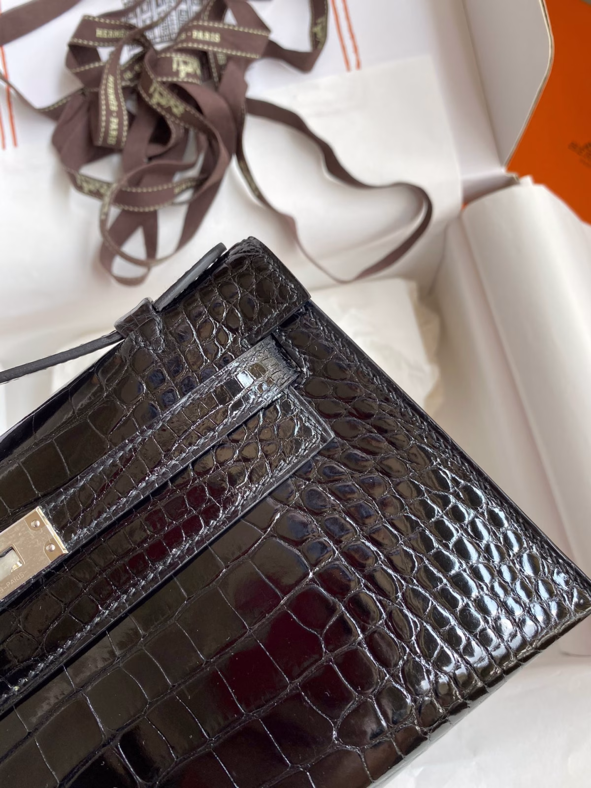 Hermes Kelly Pochette Handmade Bag In Black Shiny Alligator Leather - Image 8