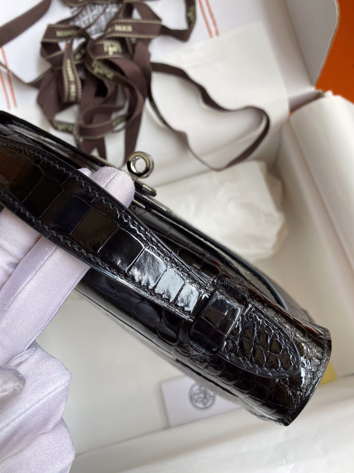 Hermes Kelly Pochette Handmade Bag In Black Shiny Alligator Leather - Image 2
