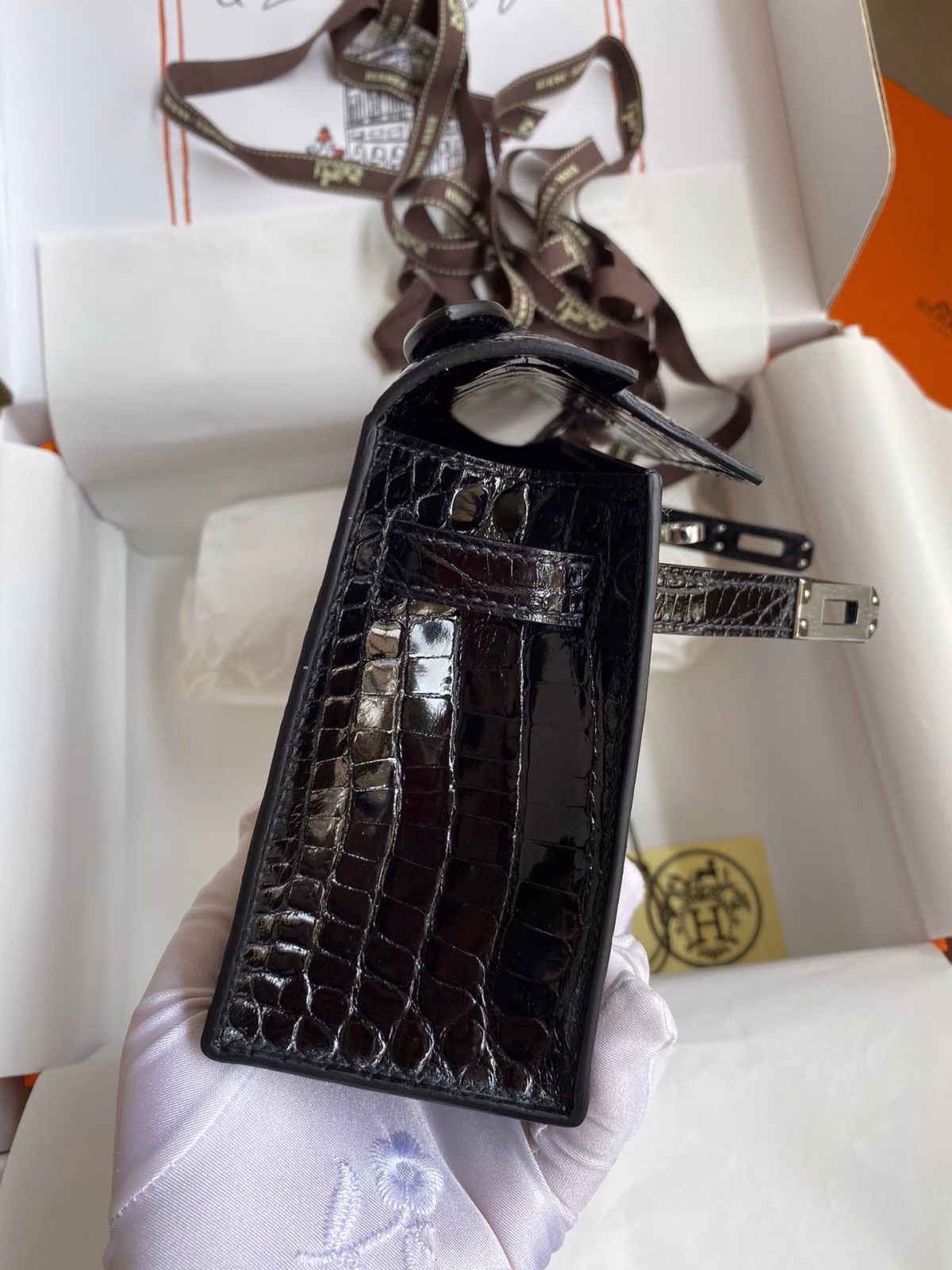 Hermes Kelly Pochette Handmade Bag In Black Shiny Alligator Leather - Image 3