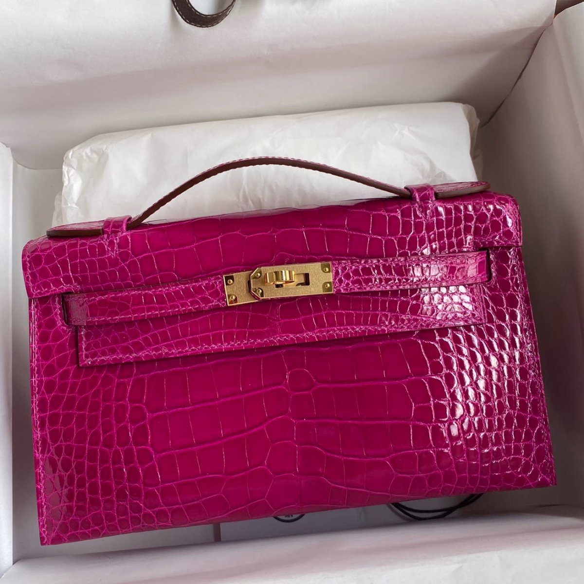 Hermes Kelly Pochette Handmade Bag In Rose Scheherazade Shiny Alligator Leather - Image 1