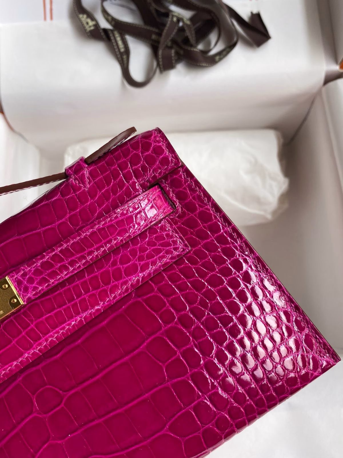 Hermes Kelly Pochette Handmade Bag In Rose Scheherazade Shiny Alligator Leather - Image 9