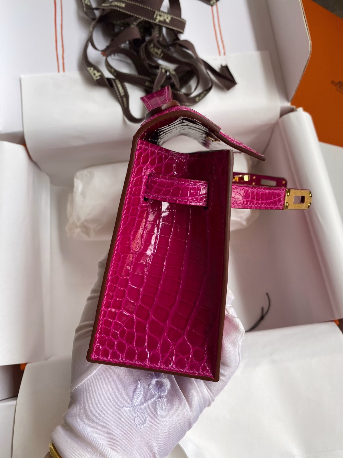 Hermes Kelly Pochette Handmade Bag In Rose Scheherazade Shiny Alligator Leather - Image 4