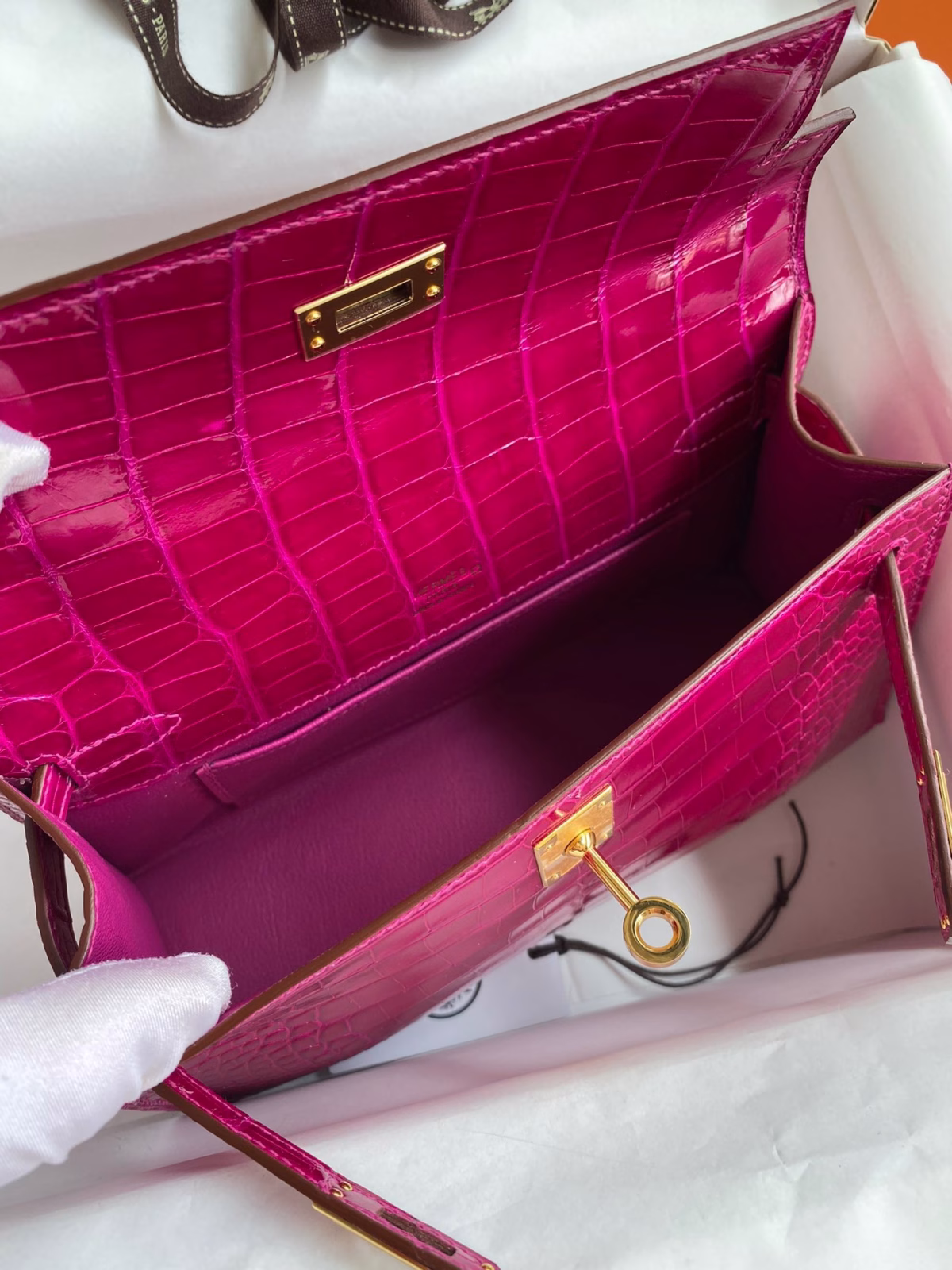 Hermes Kelly Pochette Handmade Bag In Rose Scheherazade Shiny Alligator Leather - Image 5