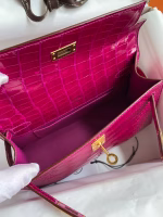Hermes Kelly Pochette Handmade Bag In Rose Scheherazade Shiny Alligator Leather - Image 5