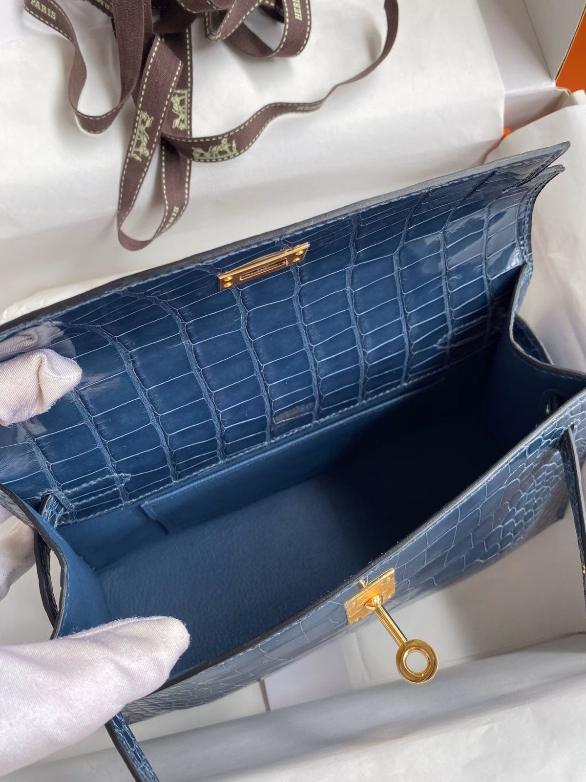 Hermes Kelly Pochette Handmade Bag In Vert Bosphore Shiny Alligator Leather - Image 4