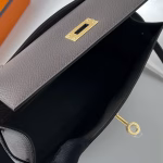 Hermes Kelly Pochette Handmade Bag In Etain Epsom Calfskin - Image 5