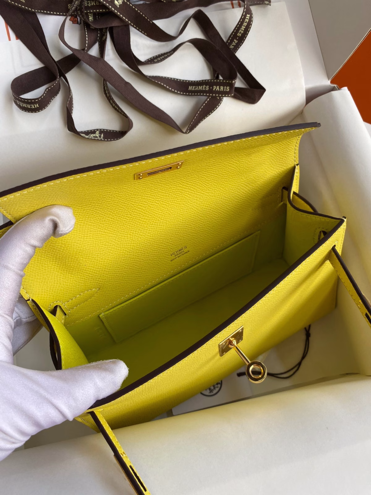 Hermes Kelly Pochette Handmade Bag In Lime Epsom Calfskin - Image 4