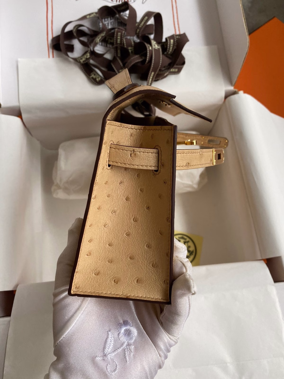 Hermes Kelly Pochette Handmade Bag In Chai Ostrich Leather - Image 3