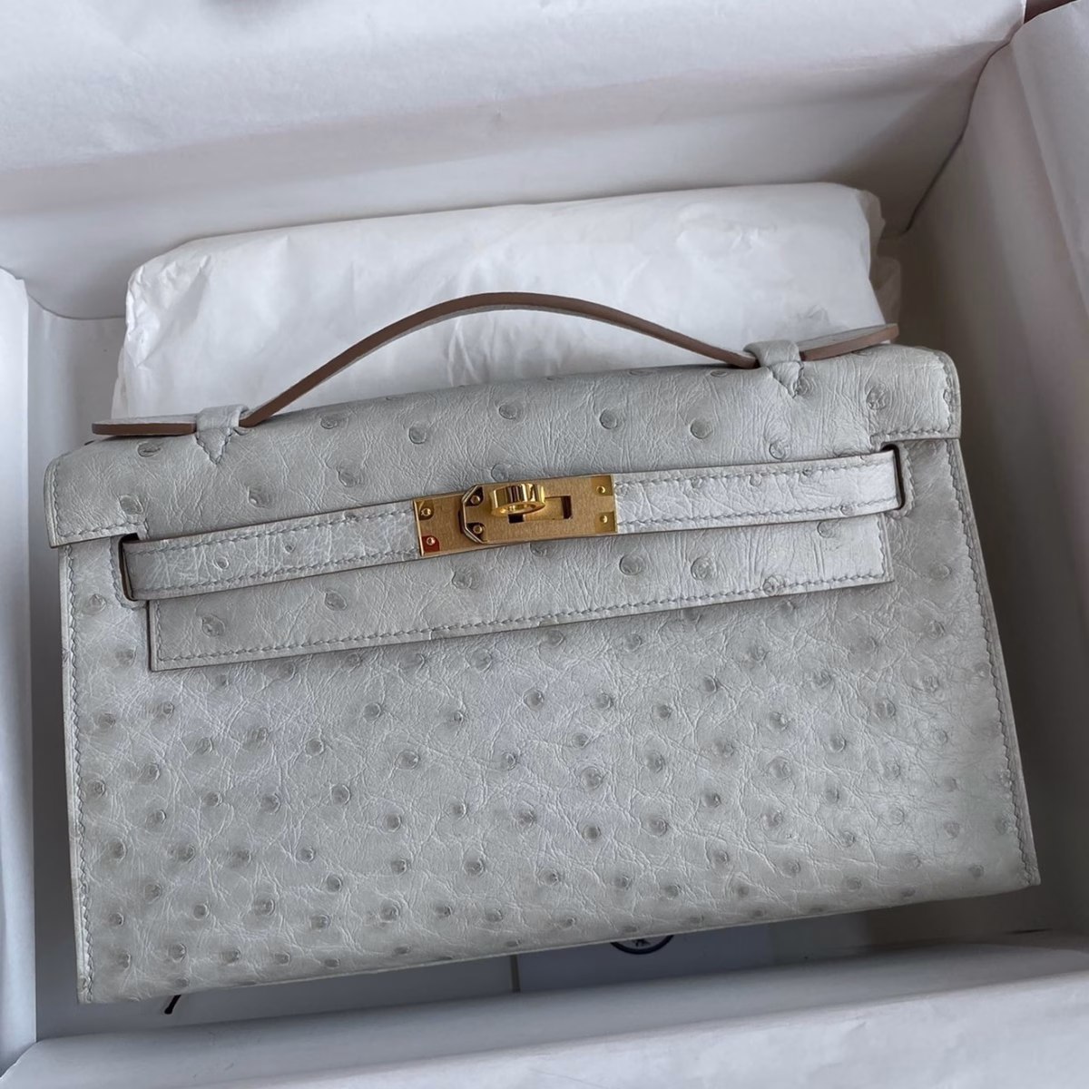 Hermes Kelly Pochette Handmade Bag In Pearl Grey Ostrich Leather - Image 1