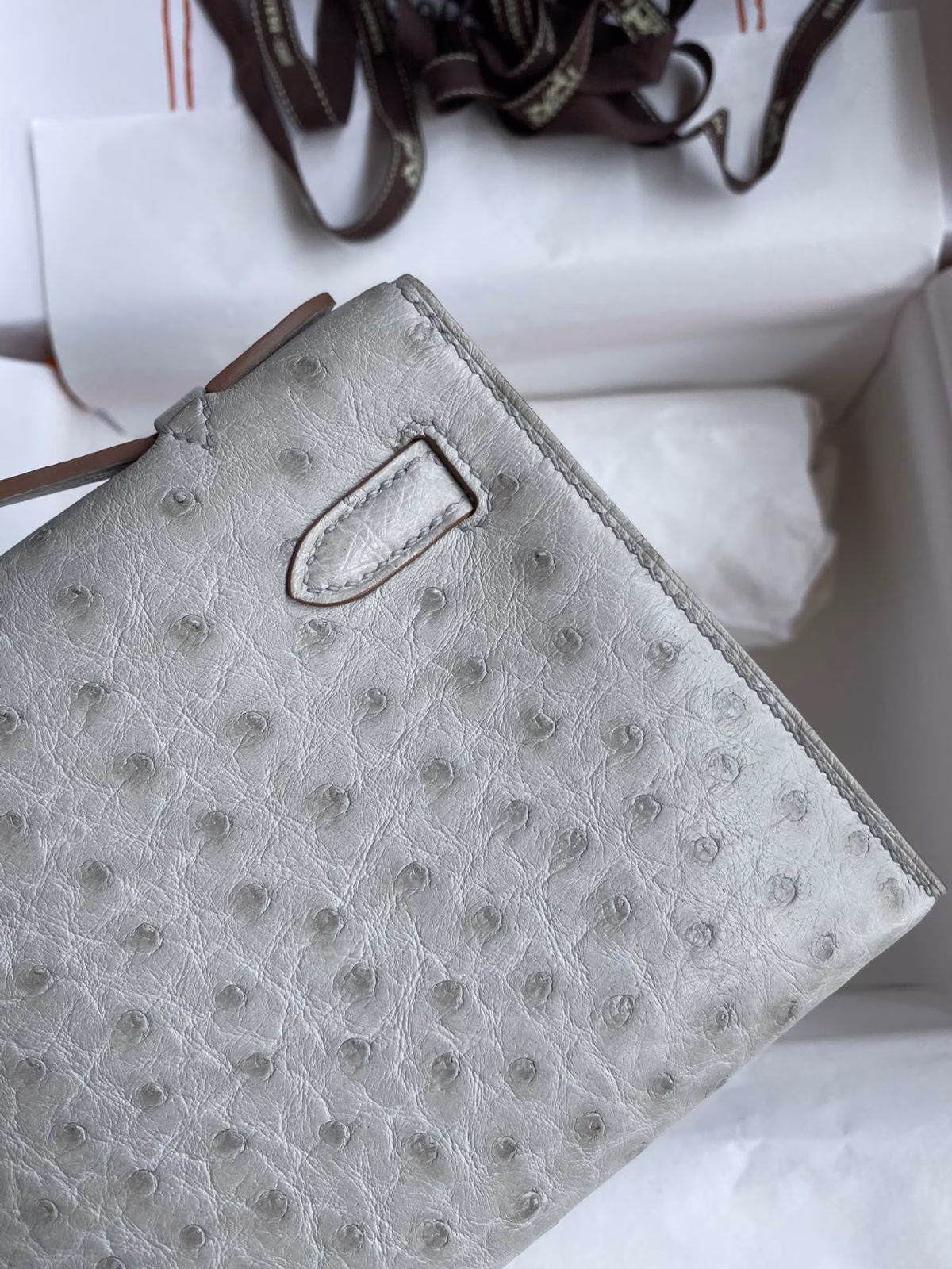 Hermes Kelly Pochette Handmade Bag In Pearl Grey Ostrich Leather - Image 8