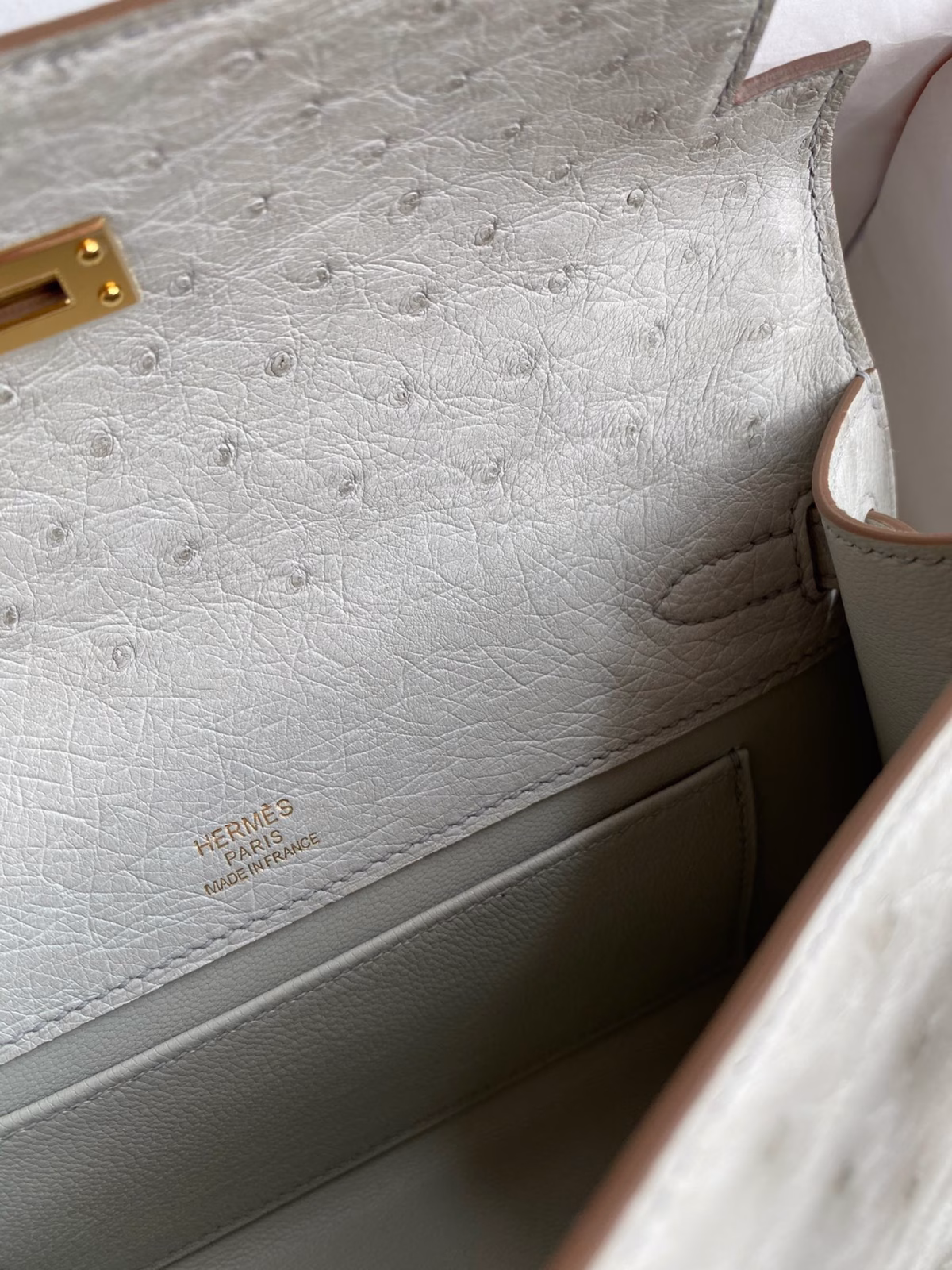 Hermes Kelly Pochette Handmade Bag In Pearl Grey Ostrich Leather - Image 5