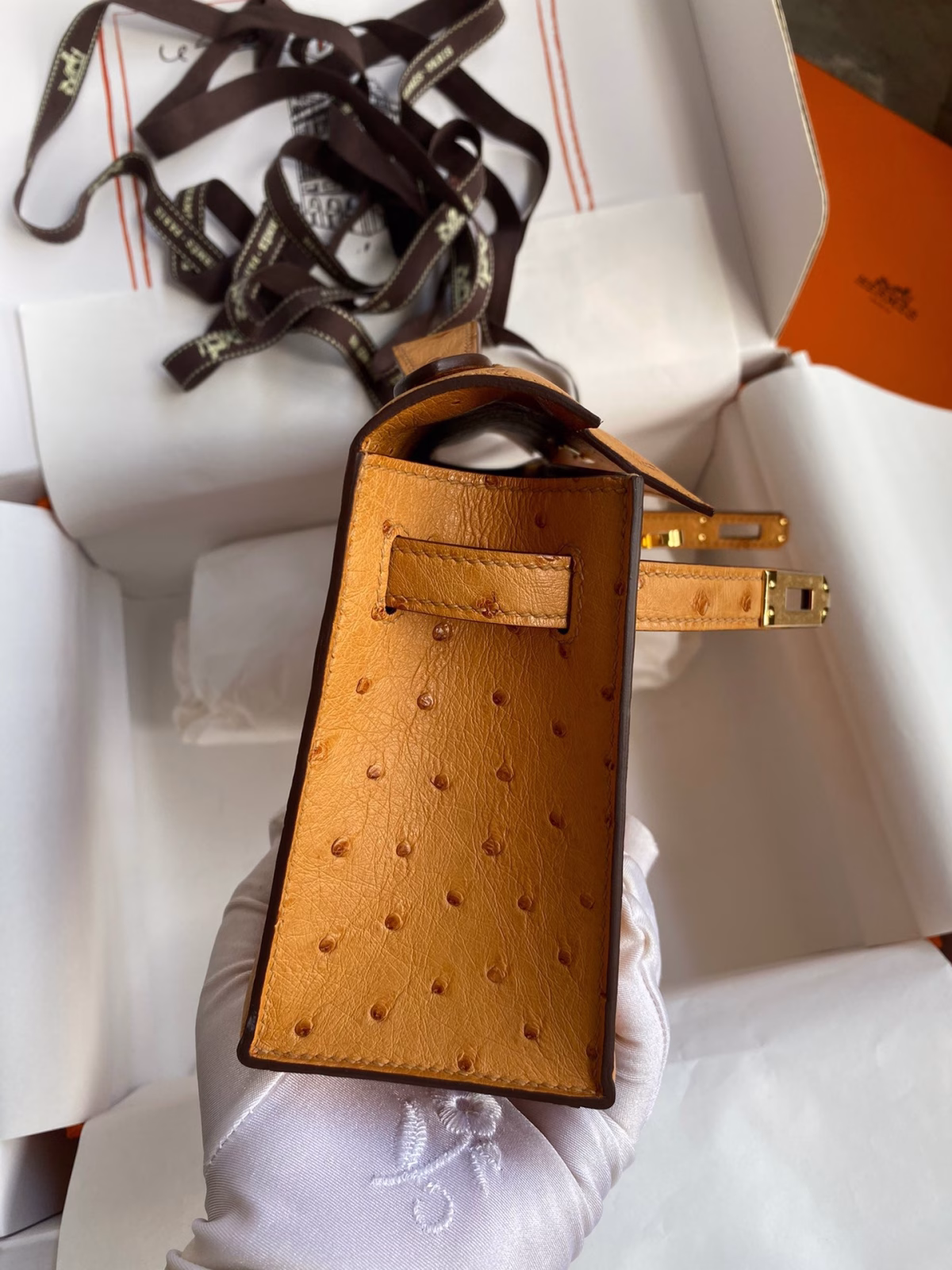 Hermes Kelly Pochette Handmade Bag In Sesame Ostrich Leather - Image 3