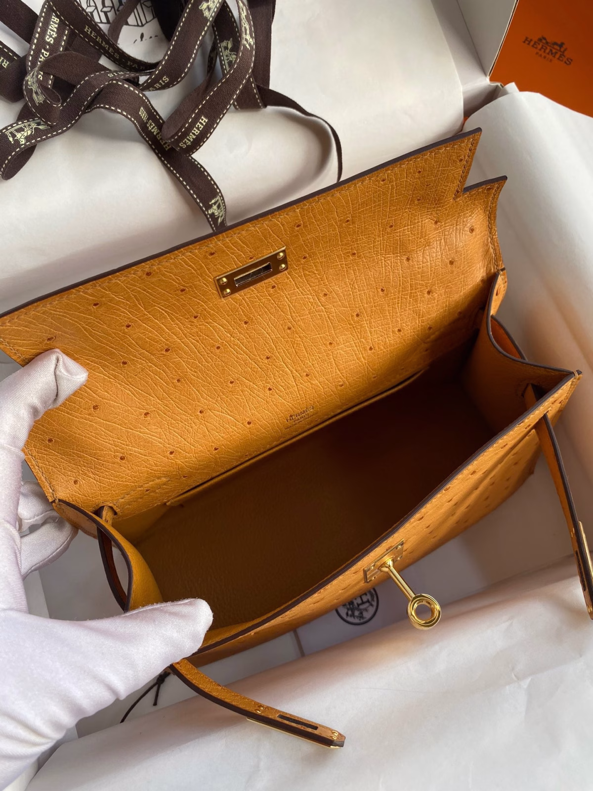 Hermes Kelly Pochette Handmade Bag In Sesame Ostrich Leather - Image 5