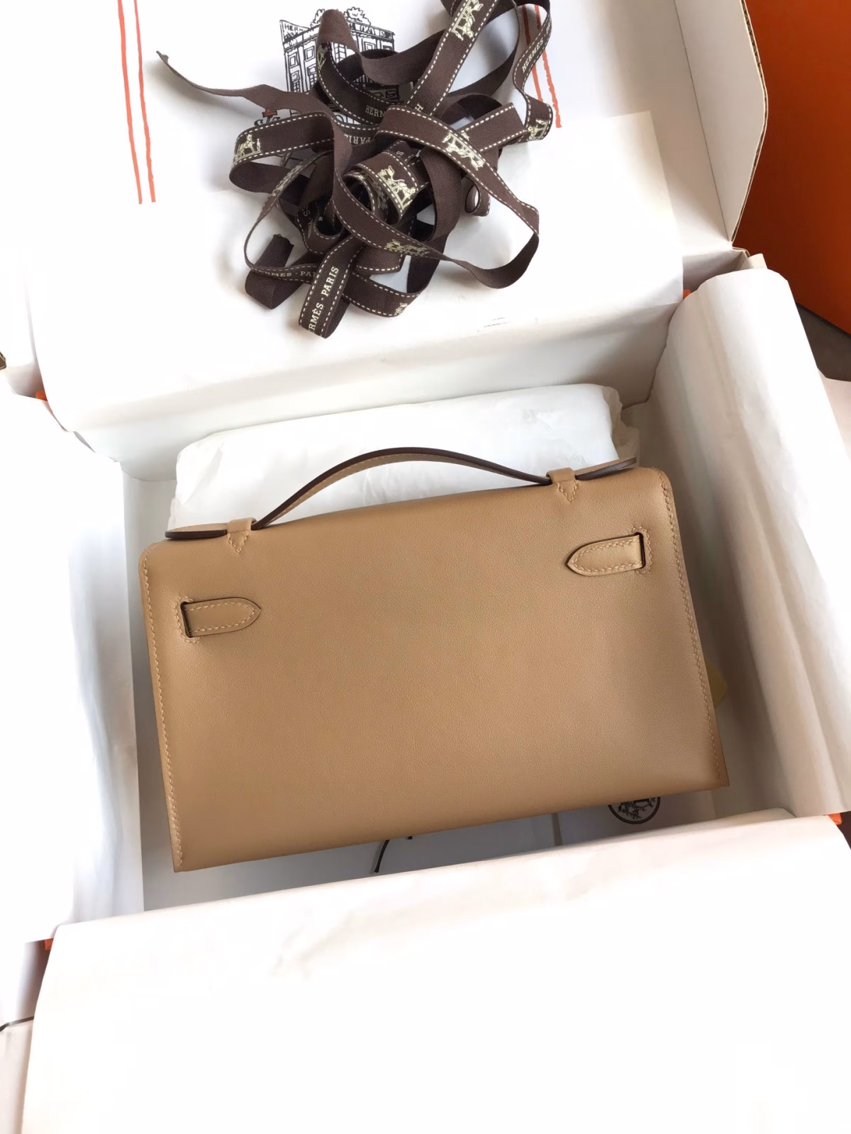 Hermes Kelly Pochette Handmade Bag In Biscuit Swift Calfskin - Image 6