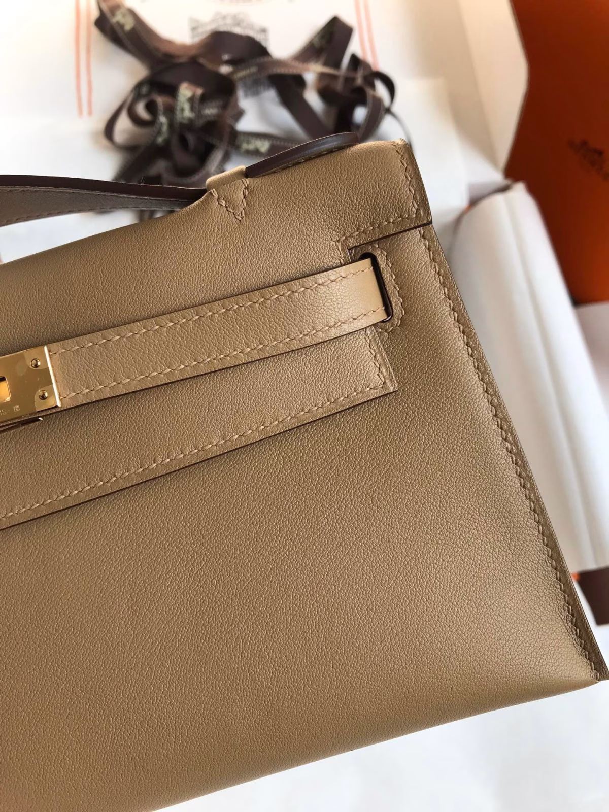 Hermes Kelly Pochette Handmade Bag In Biscuit Swift Calfskin - Image 8