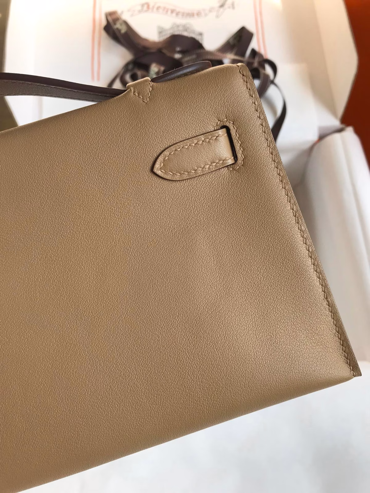 Hermes Kelly Pochette Handmade Bag In Biscuit Swift Calfskin - Image 9