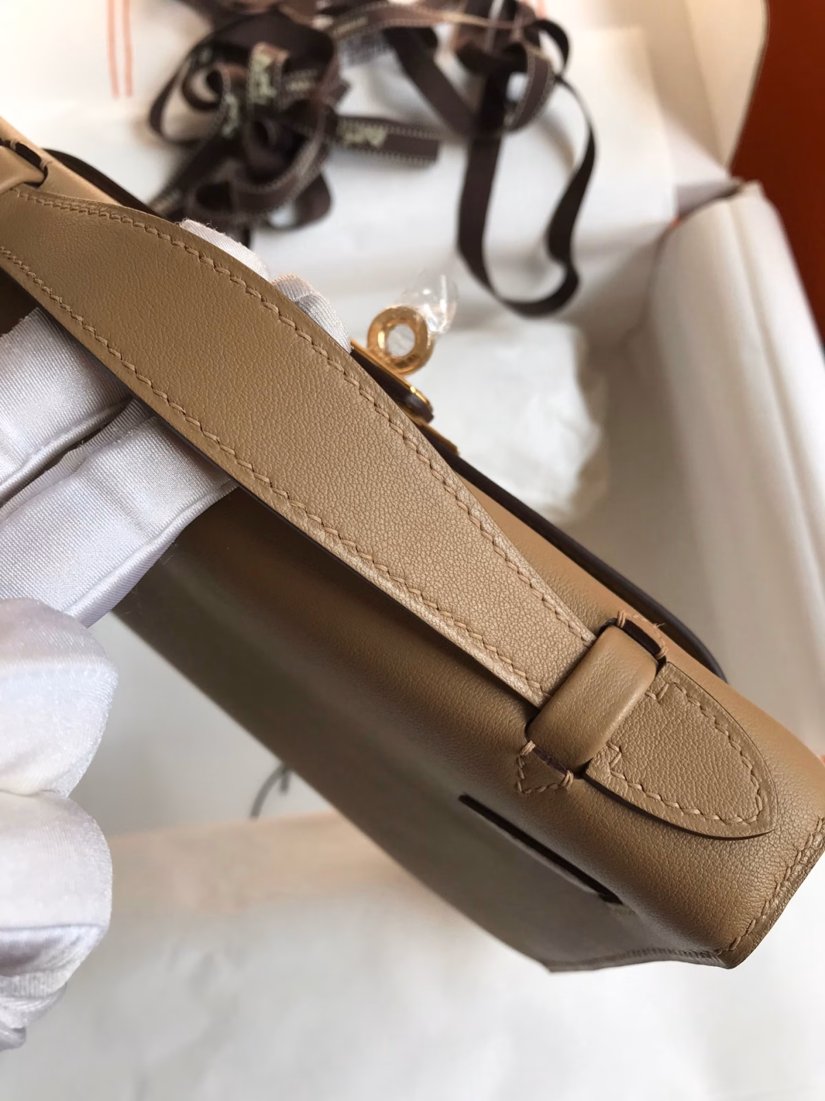 Hermes Kelly Pochette Handmade Bag In Biscuit Swift Calfskin - Image 2