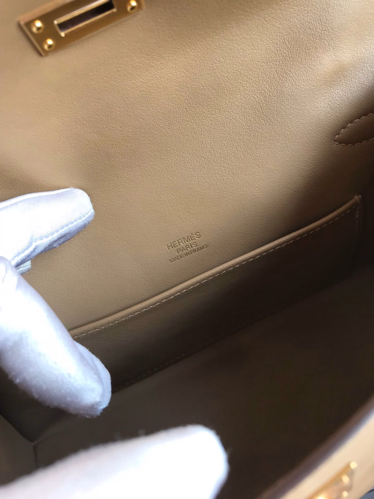 Hermes Kelly Pochette Handmade Bag In Biscuit Swift Calfskin - Image 5