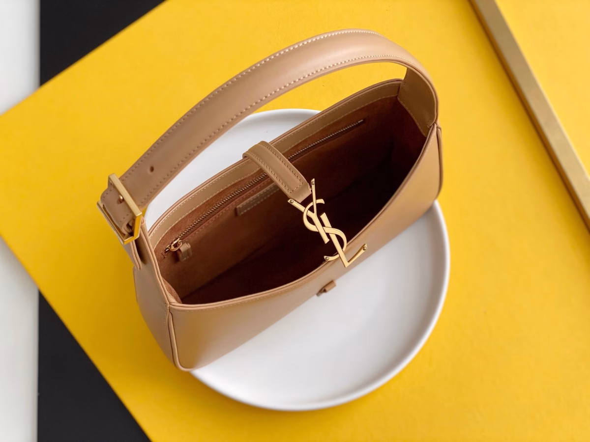 Saint Laurent Le 5 ? 7 Hobo Bag in Beige Smooth Leather - Image 9
