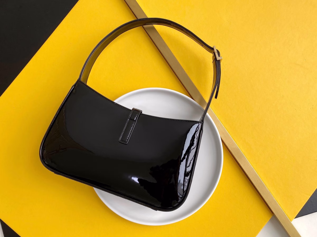 Saint Laurent Le 5 ? 7 Hobo Bag in Black Patent Calfskin - Image 7