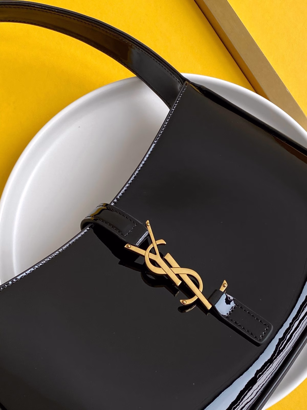 Saint Laurent Le 5 ? 7 Hobo Bag in Black Patent Calfskin - Image 9