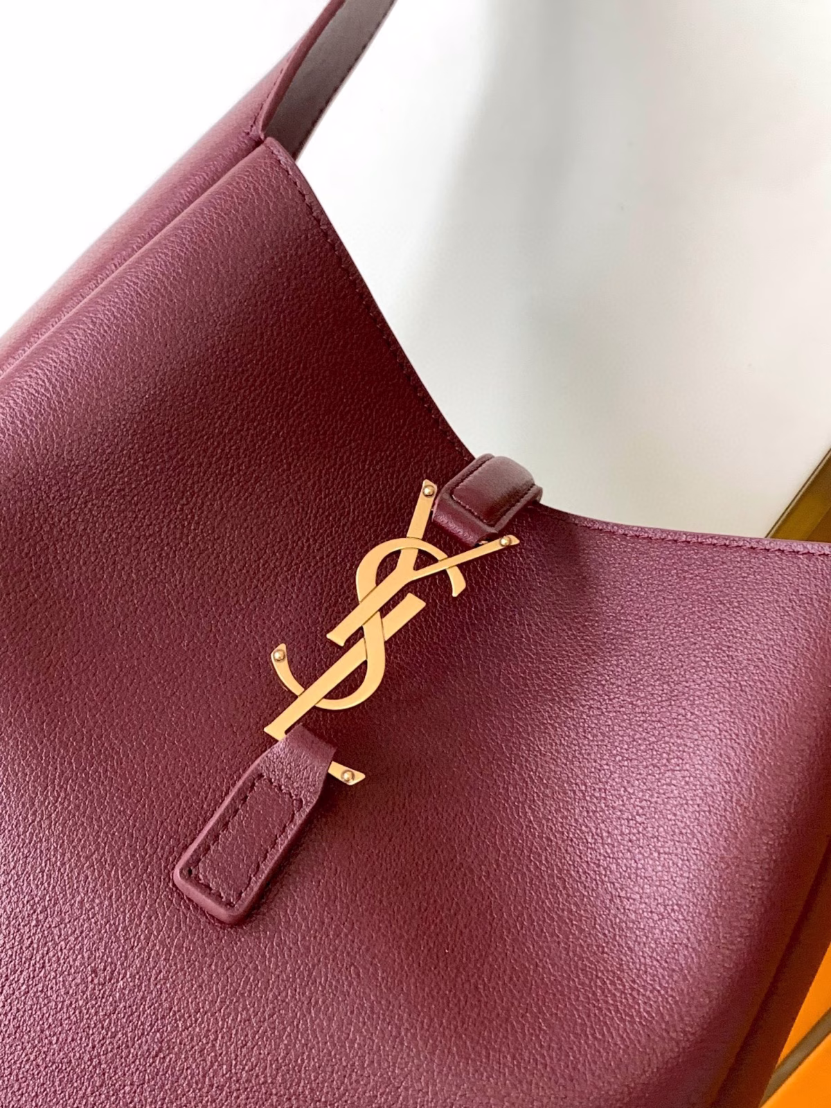 Saint Laurent Le 5 ? 7 Soft Small Shoulder Bag in Bordeaux Leather - Image 3