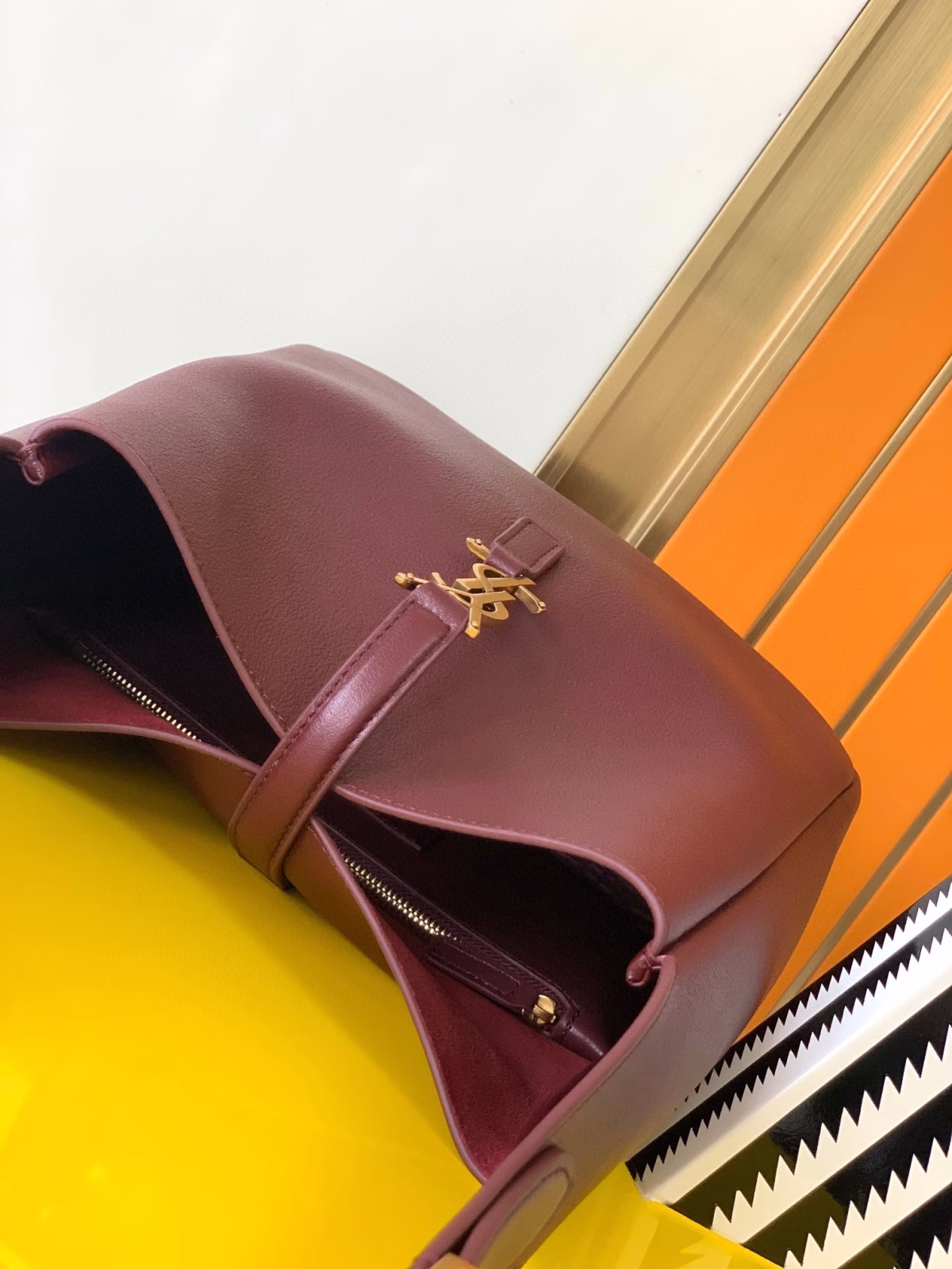 Saint Laurent Le 5 ? 7 Soft Small Shoulder Bag in Bordeaux Leather - Image 8