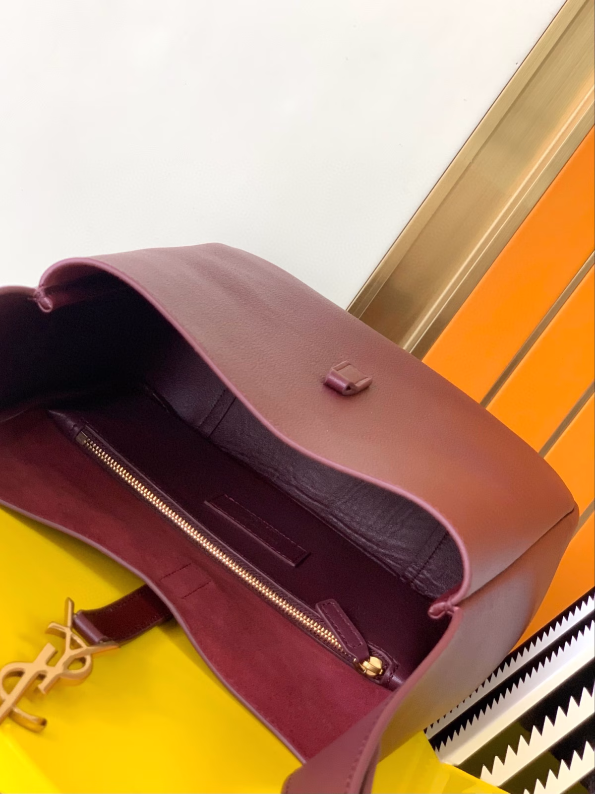 Saint Laurent Le 5 ? 7 Soft Small Shoulder Bag in Bordeaux Leather - Image 5