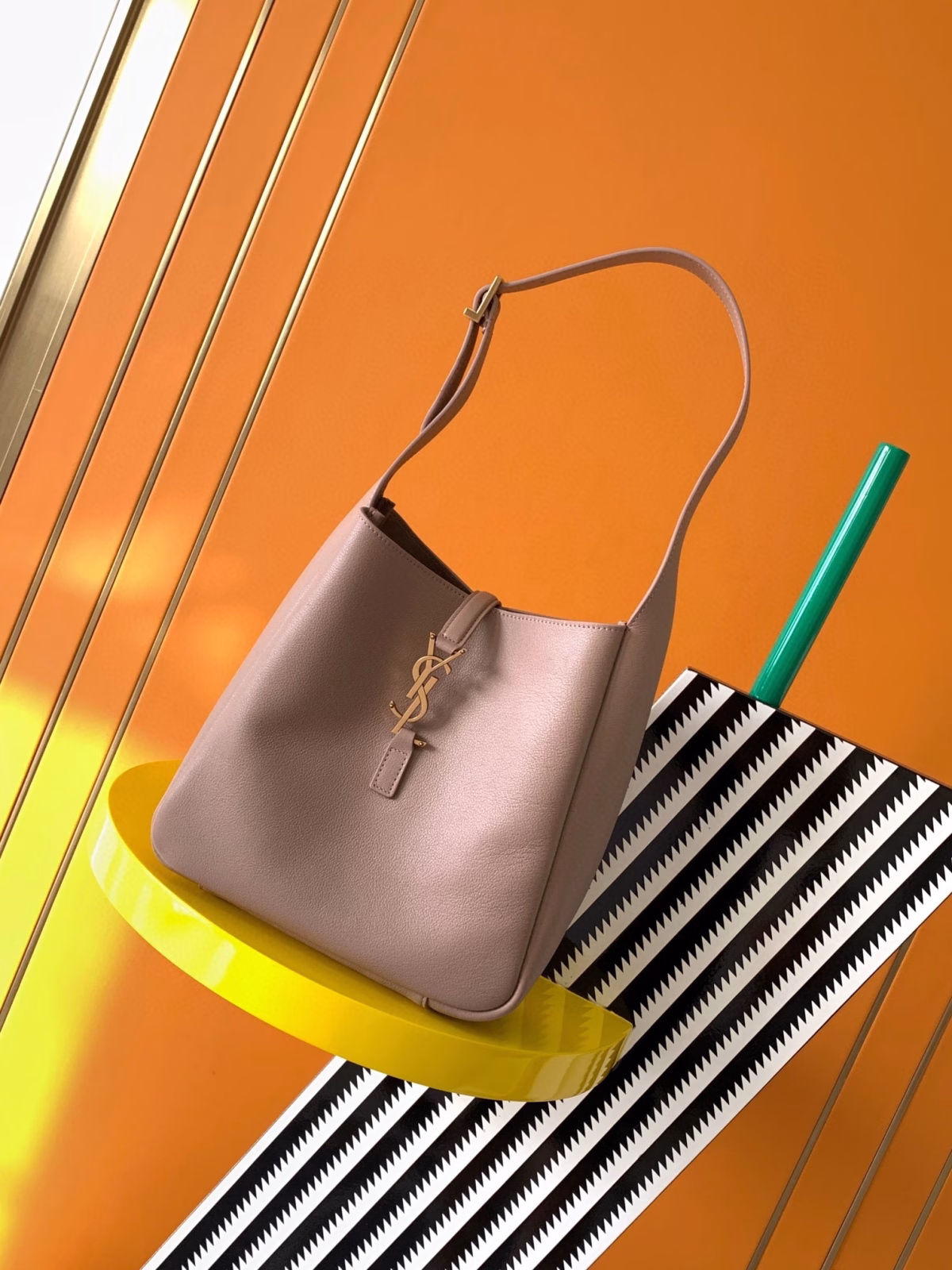 Saint Laurent Le 5 ? 7 Soft Small Shoulder Bag in Beige Leather - Image 10