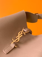 Saint Laurent Le 5 ? 7 Soft Small Shoulder Bag in Beige Leather - Image 4