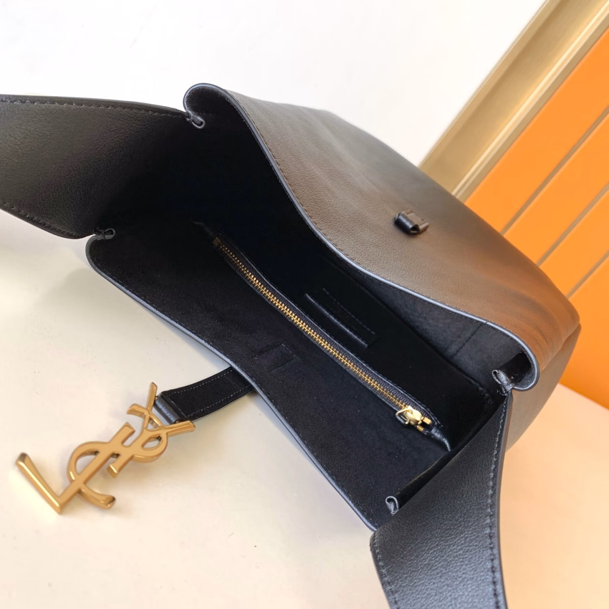Saint Laurent Le 5 ? 7 Soft Small Shoulder Bag in Black Leather - Image 7