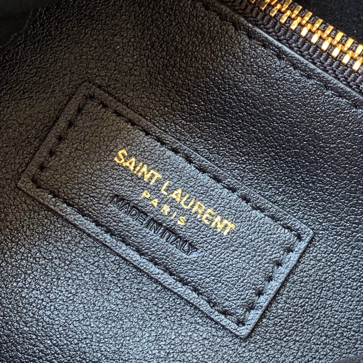 Saint Laurent Le 5 ? 7 Soft Small Shoulder Bag in Black Leather - Image 4