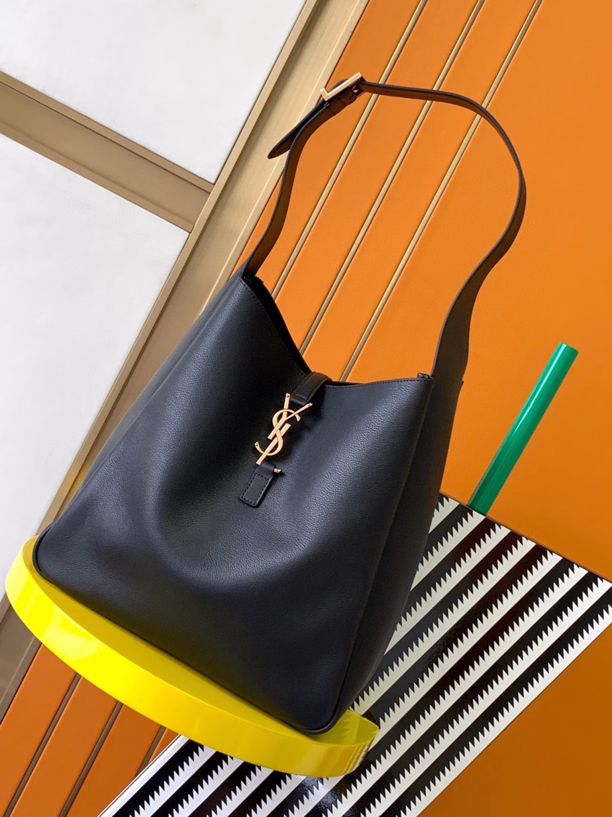 Saint Laurent Le 5 ? 7 Soft Large Shoulder Bag in Black Leather - Image 4