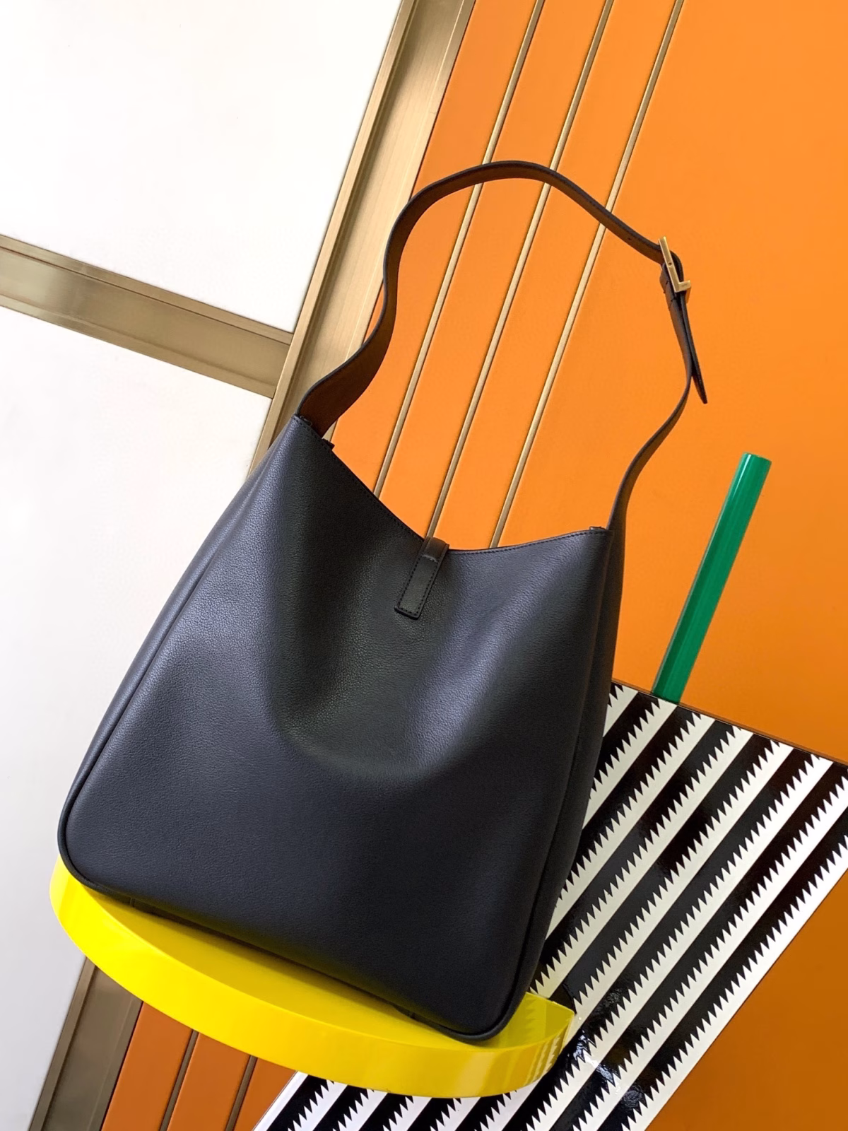 Saint Laurent Le 5 ? 7 Soft Large Shoulder Bag in Black Leather - Image 9