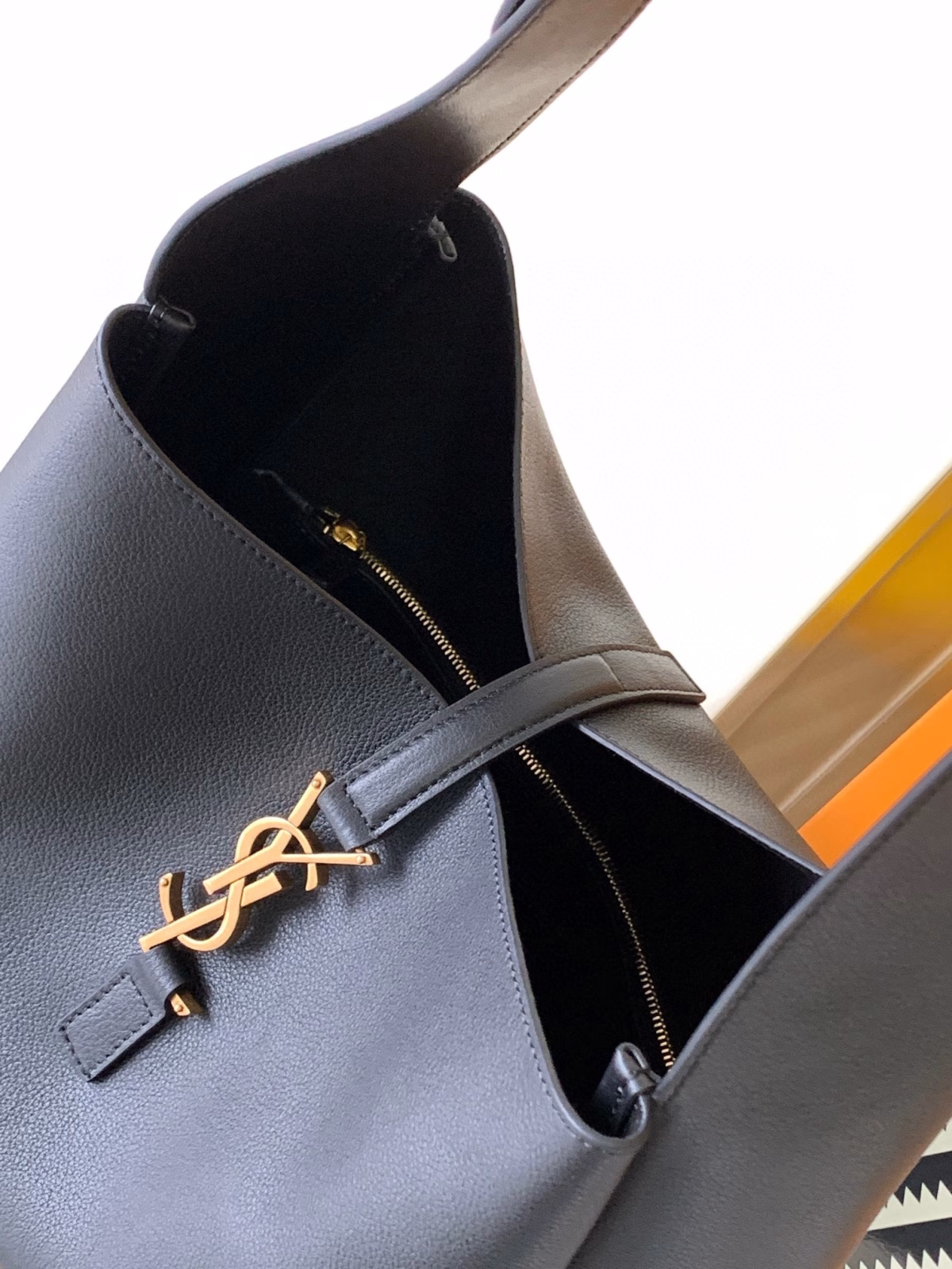Saint Laurent Le 5 ? 7 Soft Large Shoulder Bag in Black Leather - Image 5