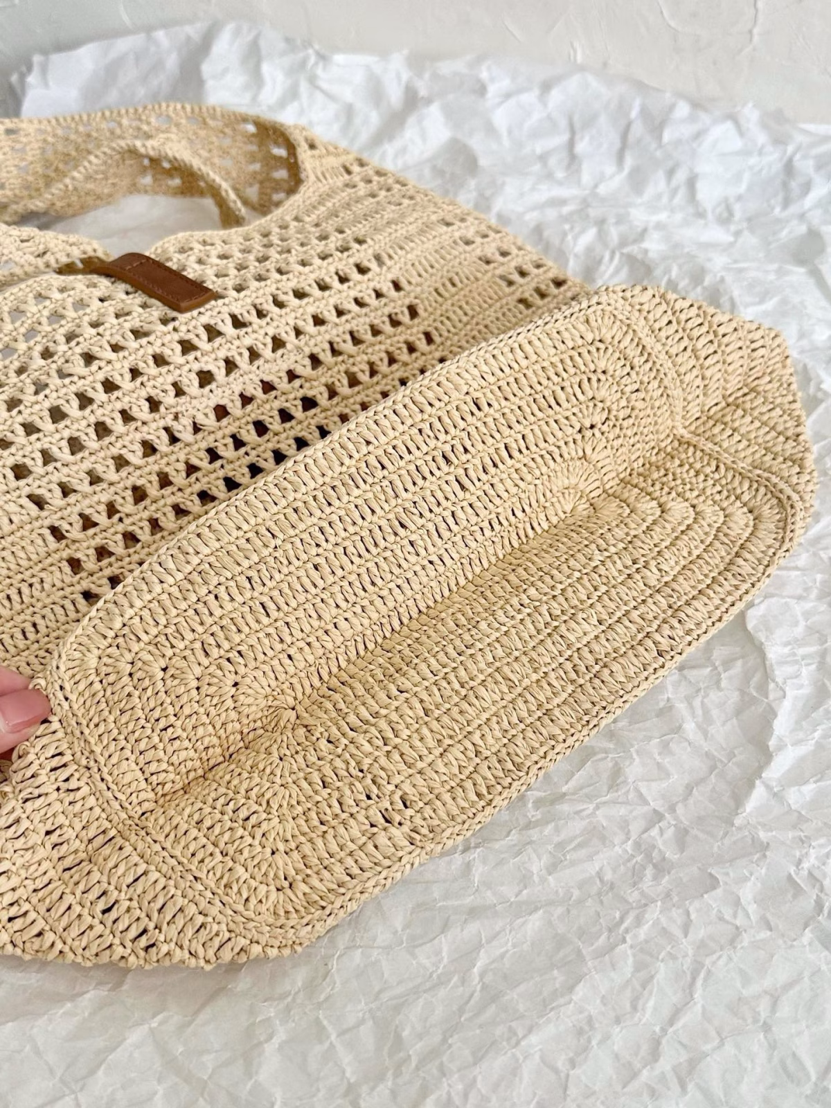 Saint Laurent Le 5 A 7 Medium Tote Bag in Naturel Raffia - Image 3