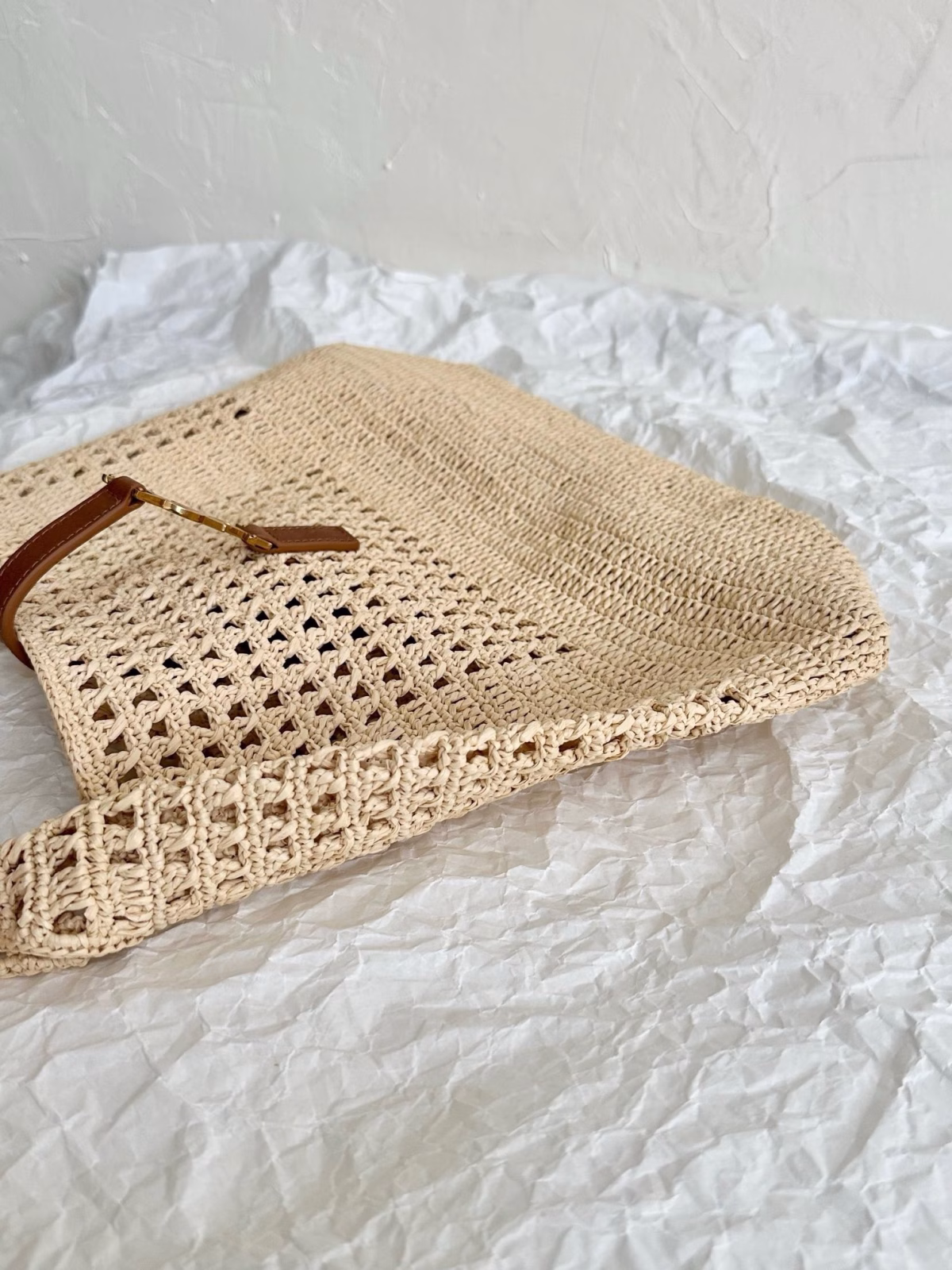 Saint Laurent Le 5 A 7 Medium Tote Bag in Naturel Raffia - Image 2