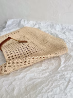 Saint Laurent Le 5 A 7 Medium Tote Bag in Naturel Raffia - Image 2