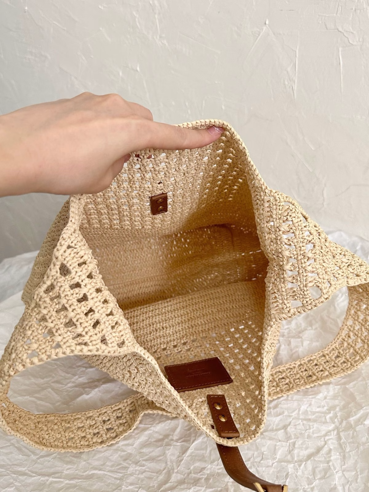 Saint Laurent Le 5 A 7 Medium Tote Bag in Naturel Raffia - Image 5