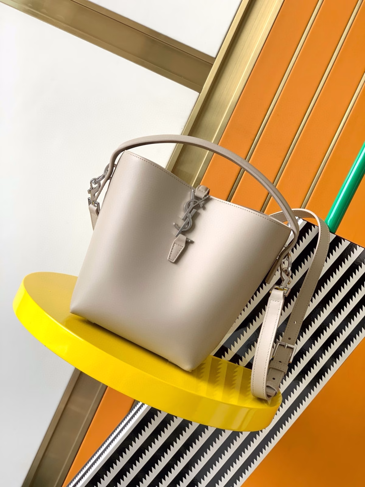 Saint Laurent Le 37 Small Bucket Bag in Beige Leather - Image 4
