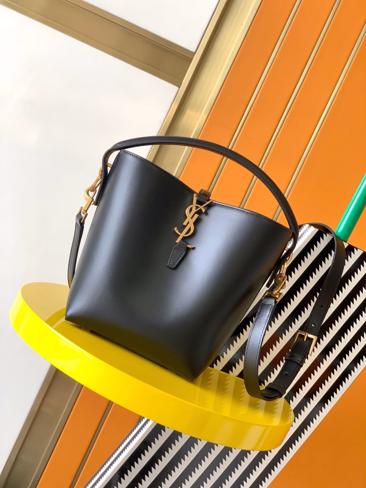 Saint Laurent Le 37 Small Bucket Bag in Black Leather - Image 3